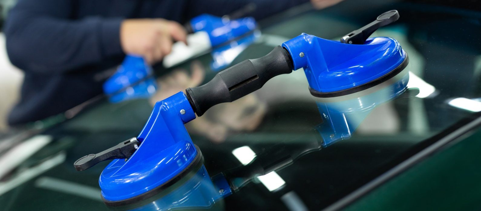 Glass of the car is a close-up in the room, removed with the help of professional suction cups.