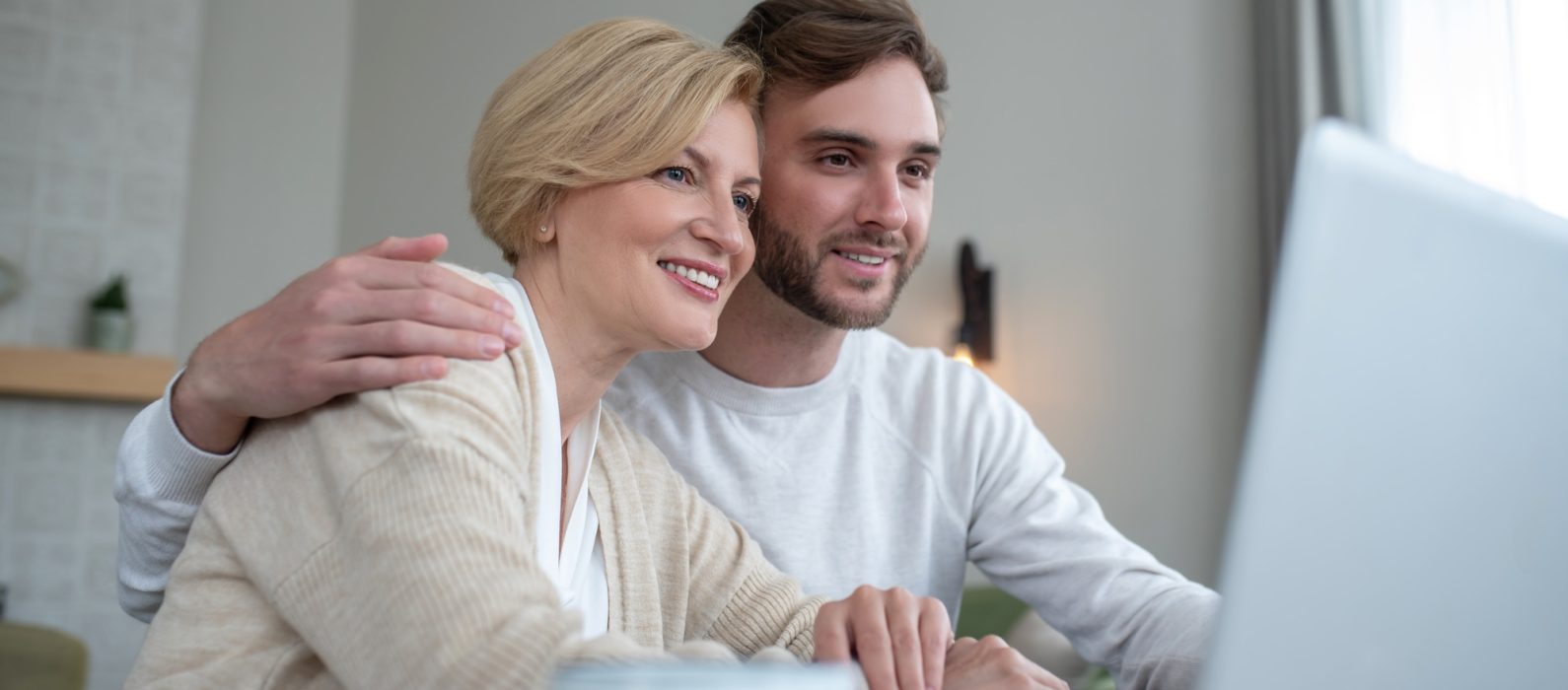 Two people siiting at the laptop and having a videp call